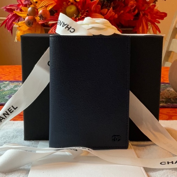 ๐๐น๐ CHANEL PASSPORT COVER ๐๐น๐ NWT ๐๐น๐ - Picture 5 of 16